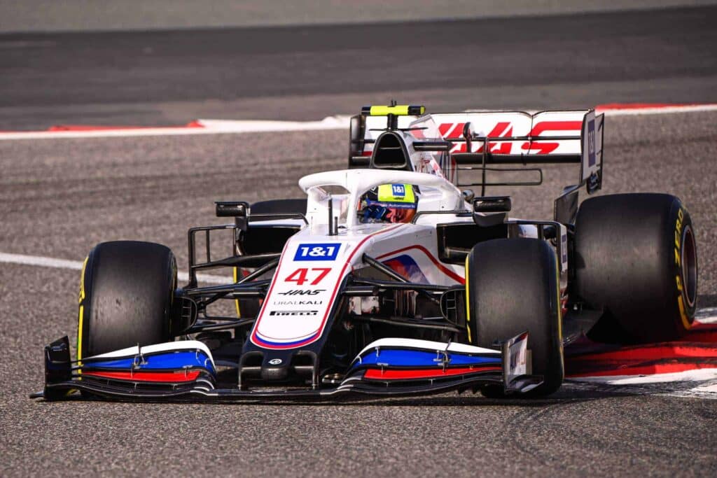 - Carico aerodinamico in Formula 1: la forza invisibile dietro velocità e prestazioni