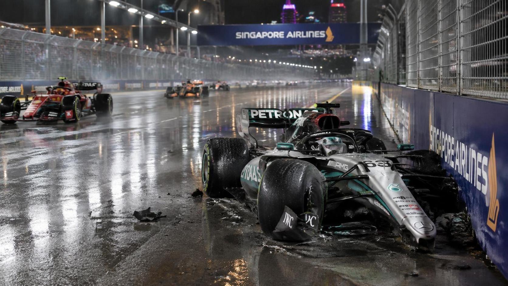george russell está involucrado en un aterrador accidente mientras las demoras interrumpen el sprint de singapur, generando preocupaciones sobre el cronograma de la carrera y la seguridad de los pilotos.